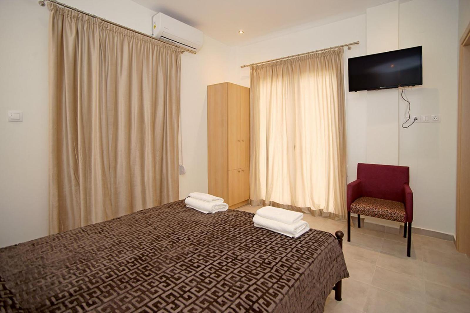 Karnagio Rooms Kyparissia Esterno foto