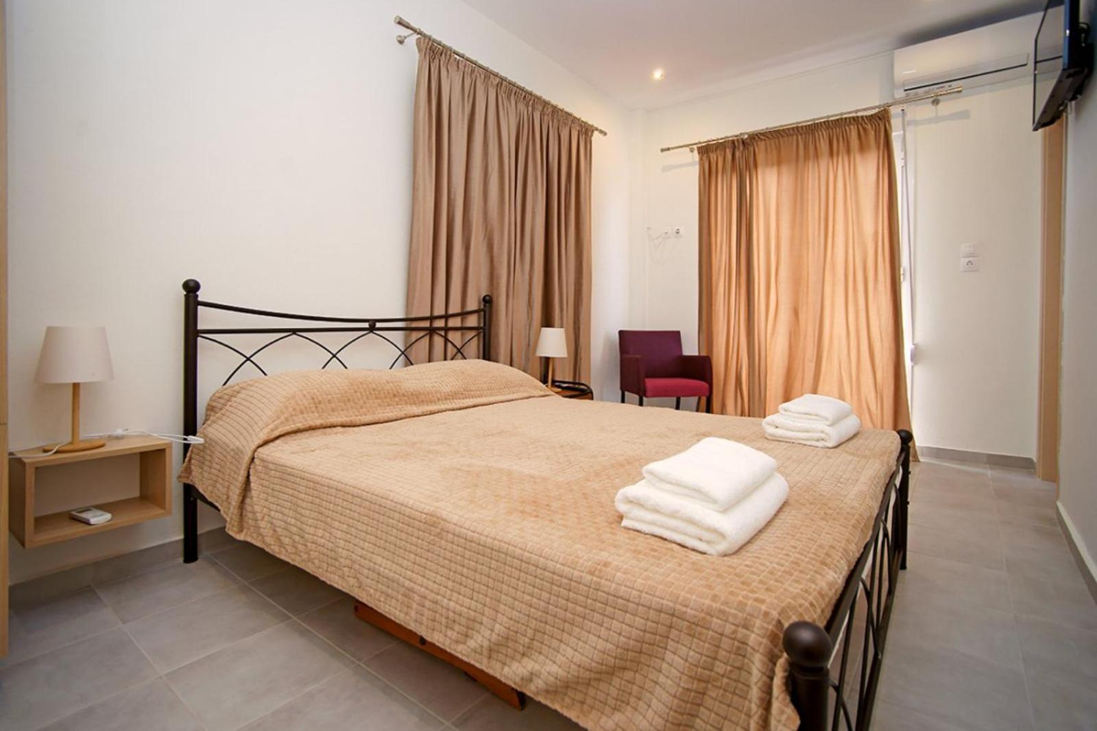 Karnagio Rooms Kyparissia Esterno foto